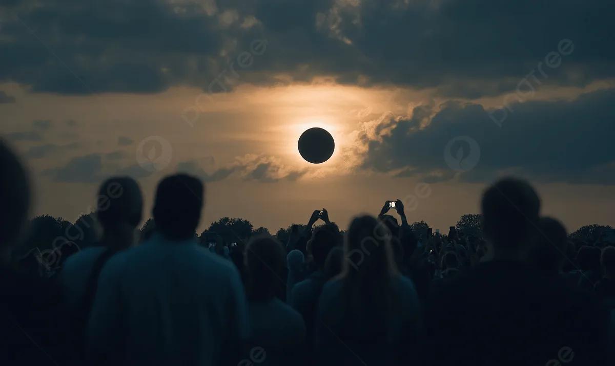 A Crowd Of People Gathered To Watch The Total Solar Eclipse ...