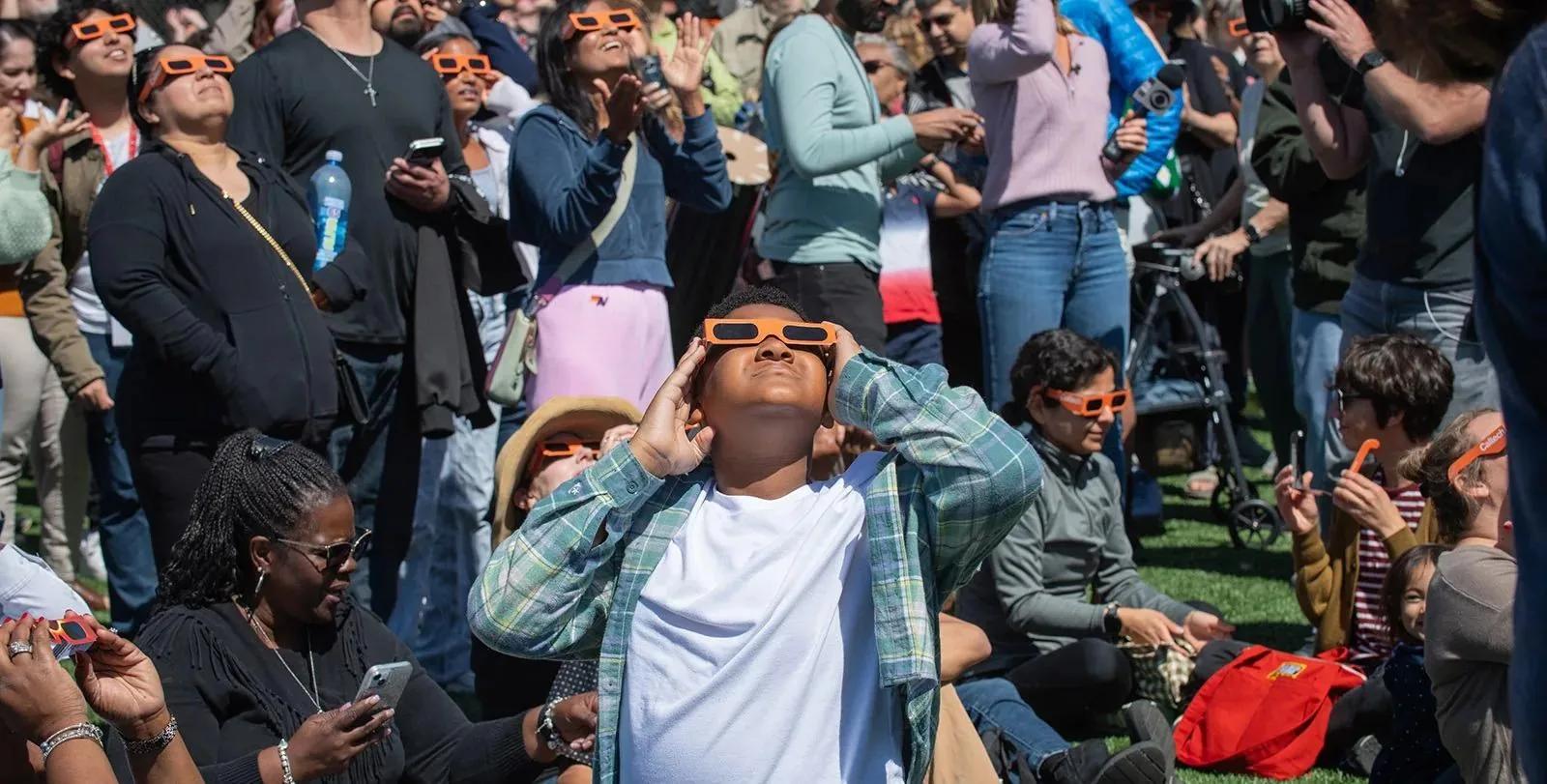 Sobrecarga sensorial y eclipse: estrategias con multitudes | Helioclipse