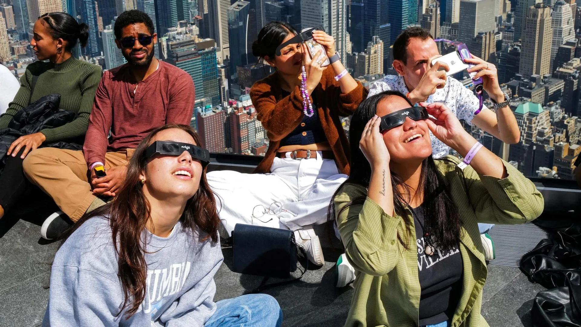 Por qué me duelen los ojos?', las búsquedas se disparan tras el eclipse |  ¡HOLA!