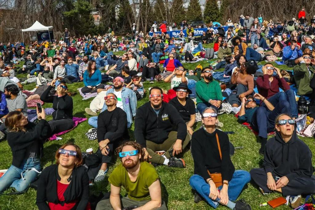 Thousands gathered, gawked and cheered at Green-Wood ...