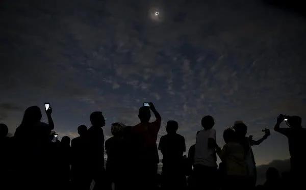Total Solar Eclipse Sweeps Across Indonesia - The New York Times