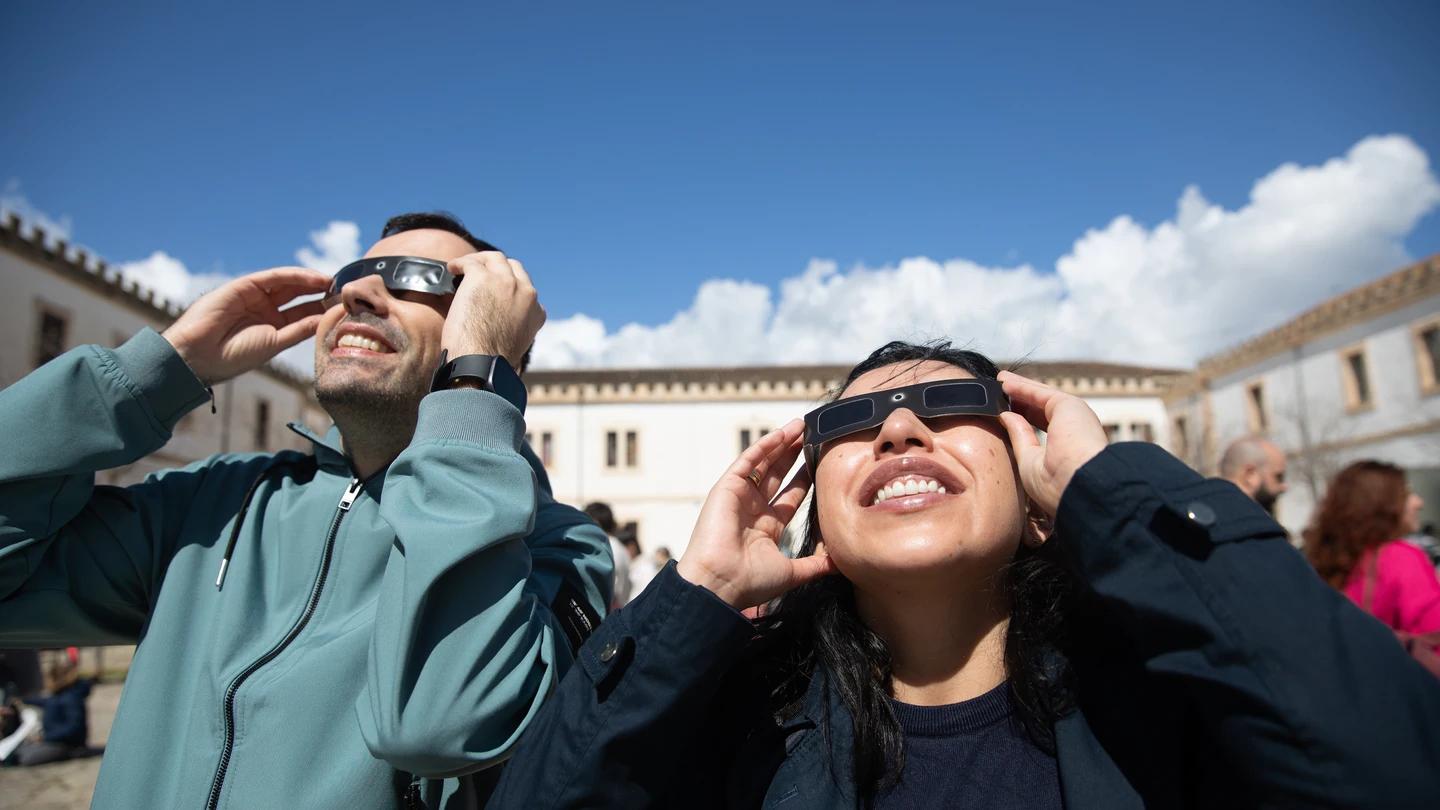 Cinco errores que pueden arruinarte el eclipse solar de agosto