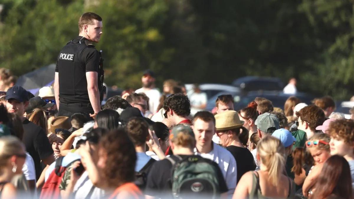 Solar eclipse chaos as police called to handle crowds rushing to get protective glasses - Daily Record