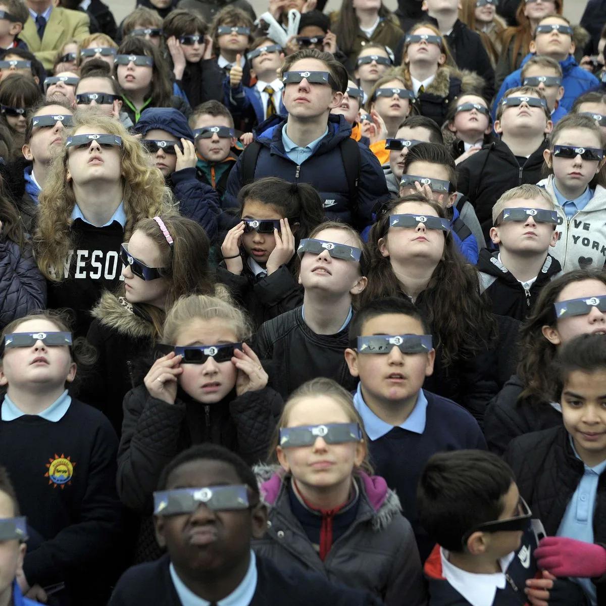 Don't do it" Solar eclipse warning as viewing mistake could cause 'retina  sunburn' - Daily Record