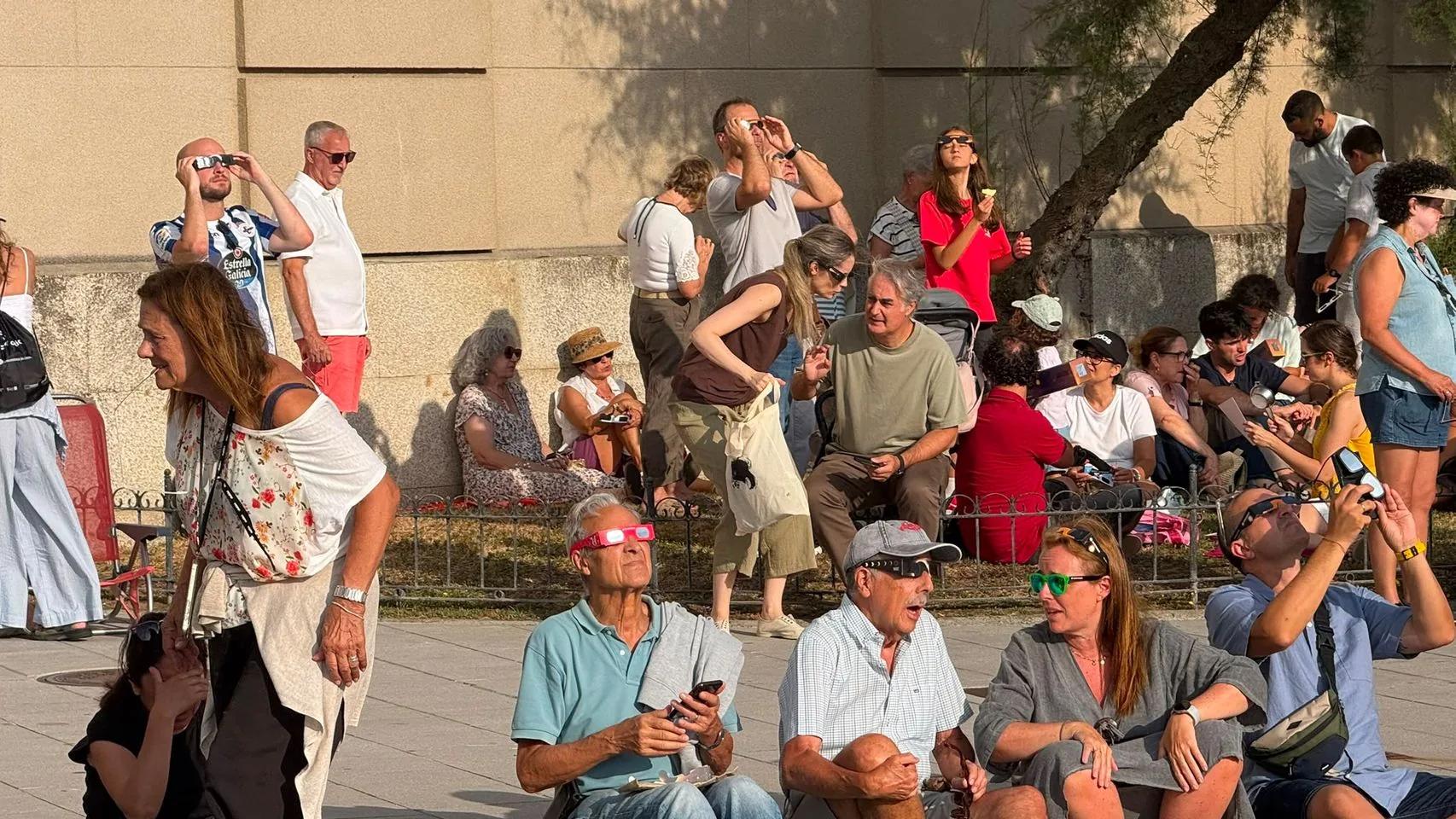 Los peligros de haber mirado el eclipse sin gafas a través de las nubes en A Coruña: "Las radiaciones siguen ahí"
