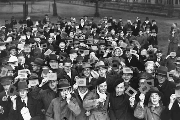 13 Vintage Photos of People Watching Solar Eclipses