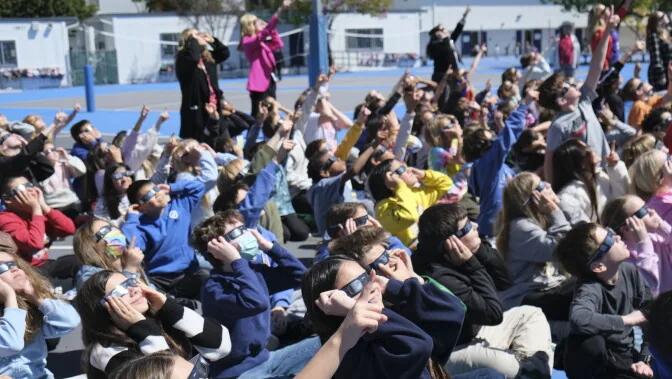 People across Southern California gather to take in solar eclipse | LAist