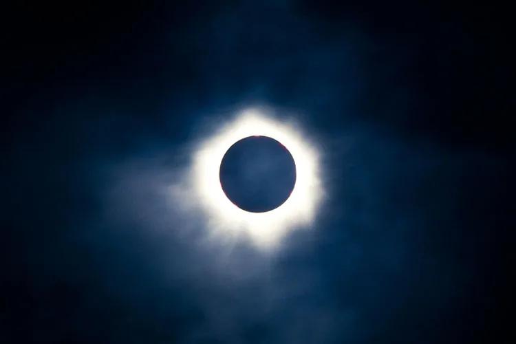 Werbegrafik zur Finsternisbeobachtung in Spanien, die den mediterranen Reiseanreiz der Route von 2026 hervorhebt.