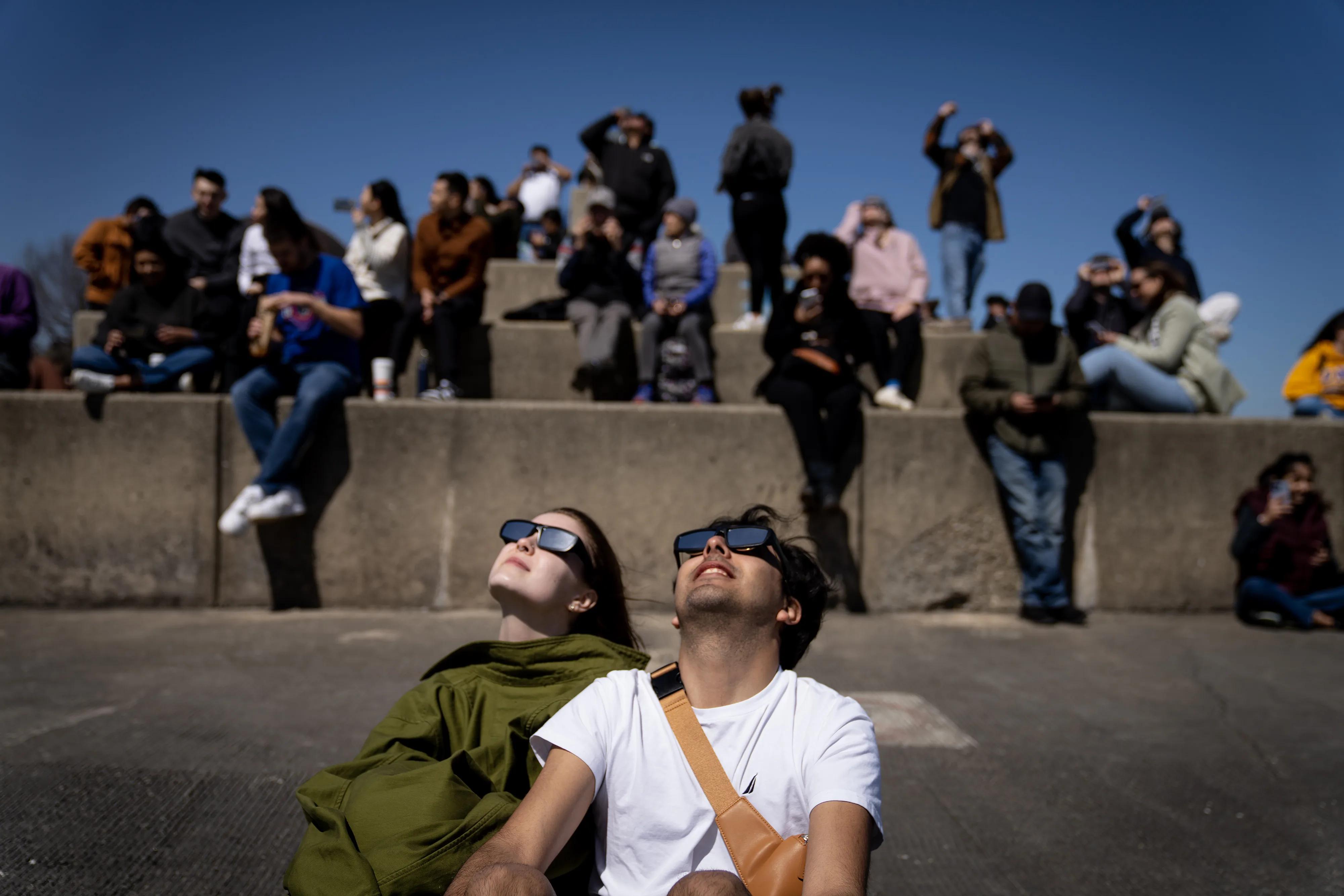 Solar eclipse 'a wonderful teaching moment' for Chicagoans