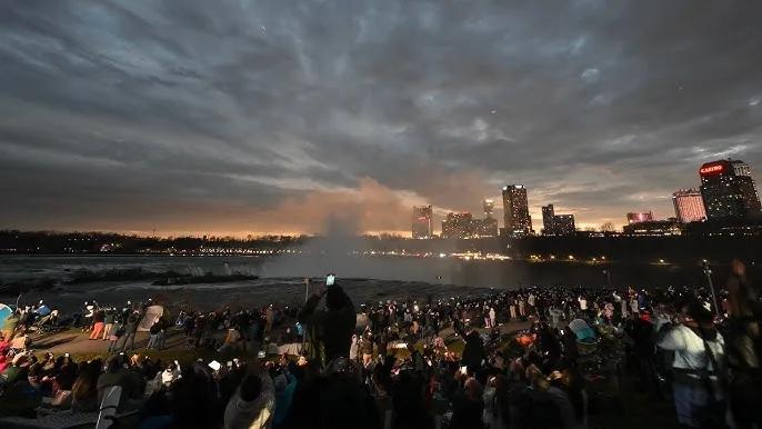 Crowd in Niagara Falls cheers as solar eclipse reaches totality