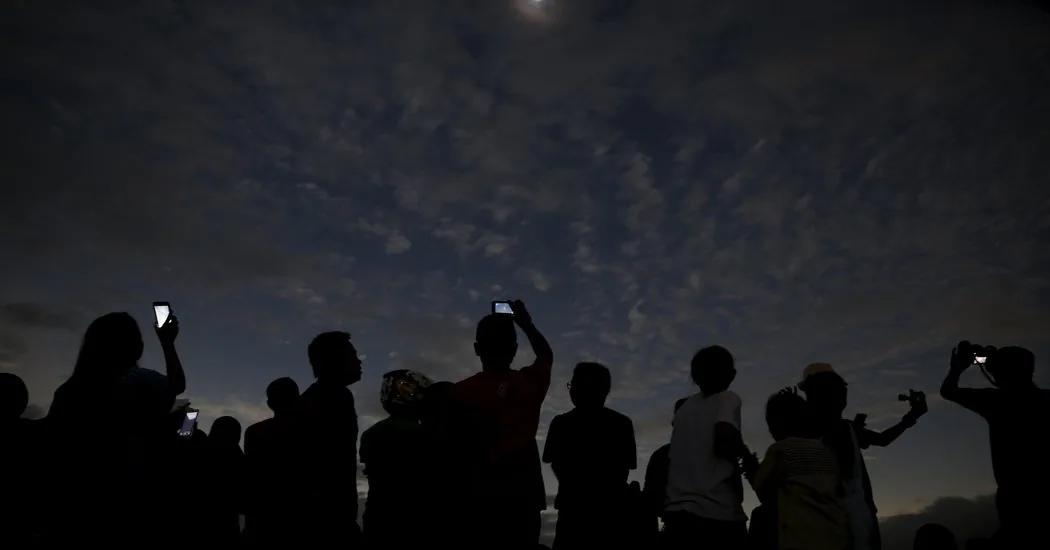 Total Solar Eclipse Sweeps Across Indonesia - The New York Times