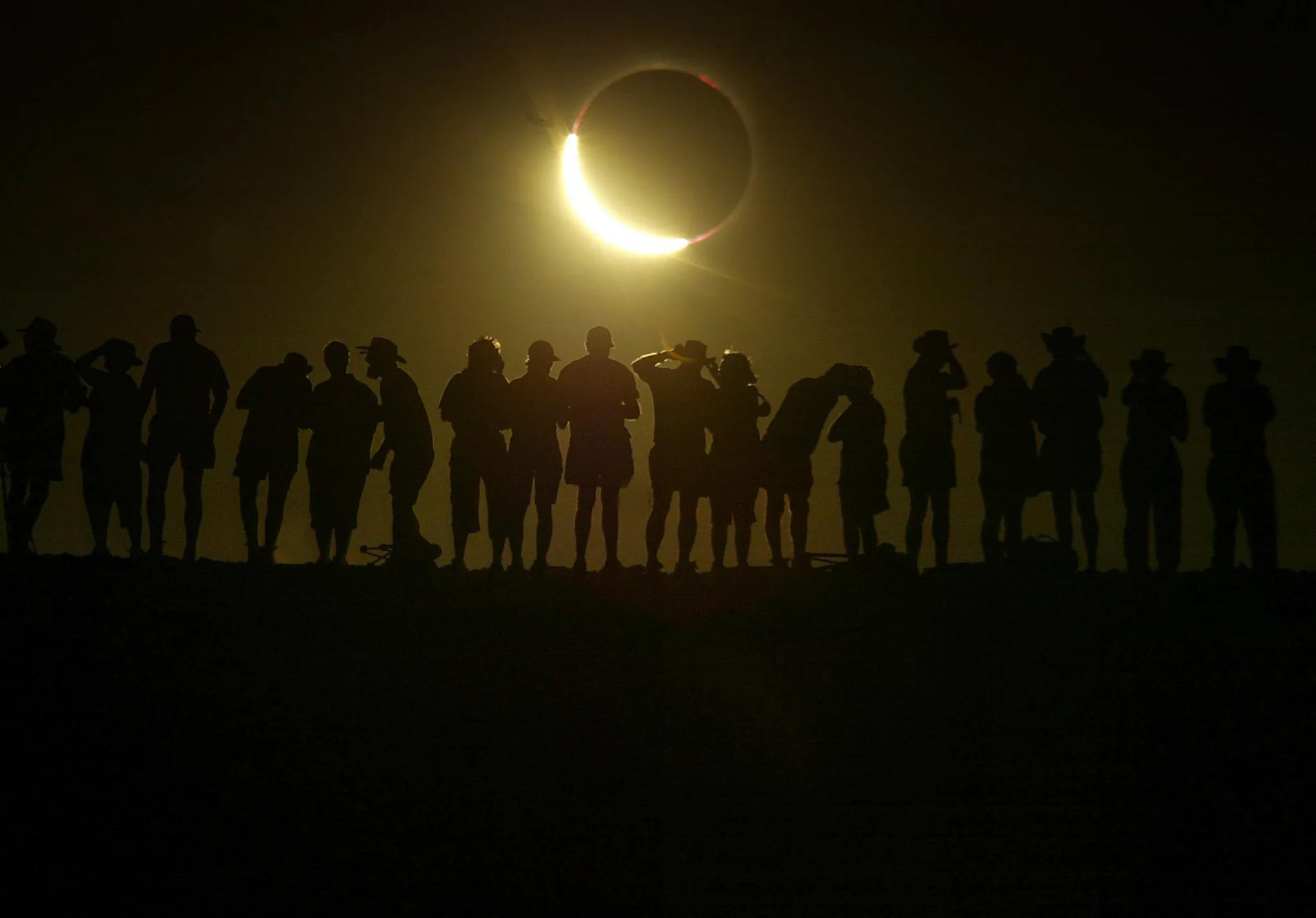 Why Some Say the Eclipse Is Best Experienced in a Crowd - The New York Times