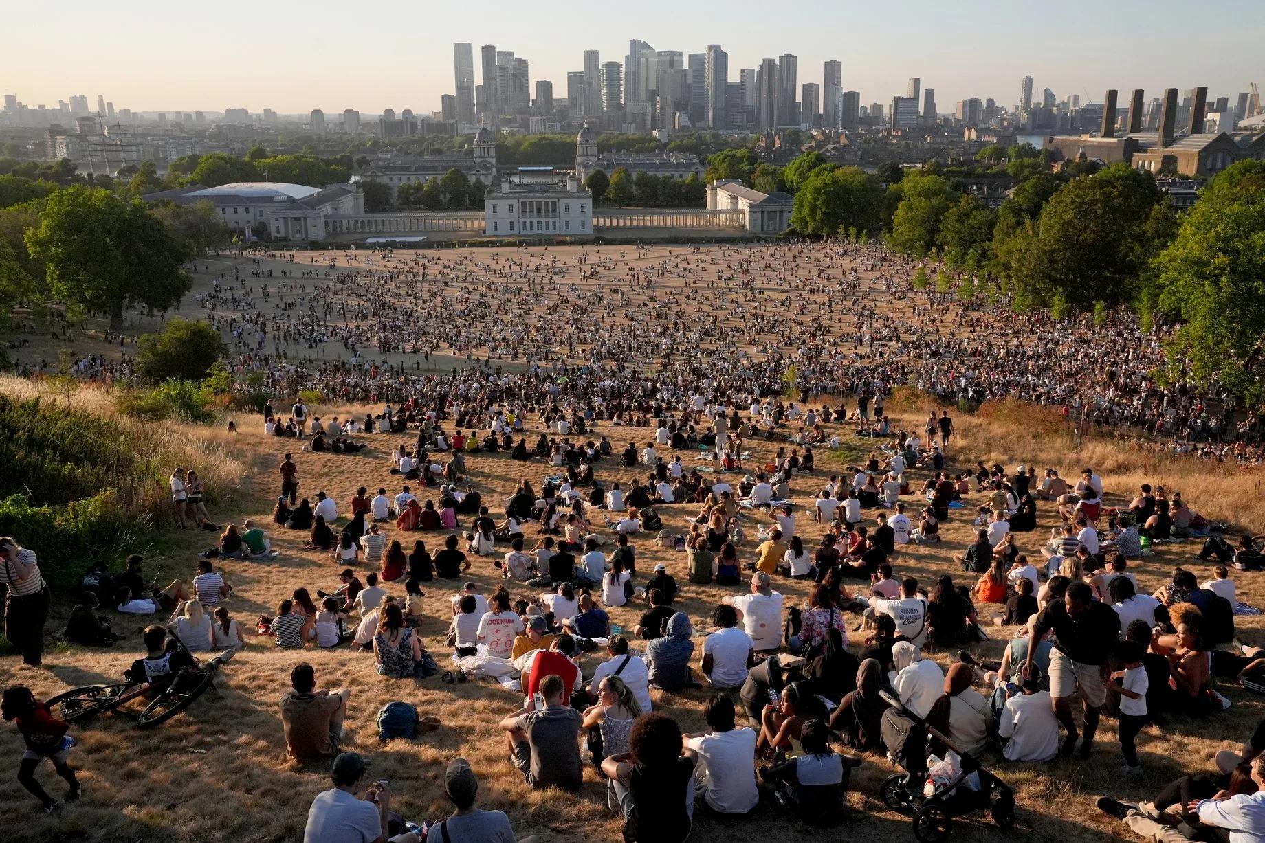 16 pictures show how Londoners viewed the solar eclipse as crowds gather in city parks to watch rare event - MyLondon