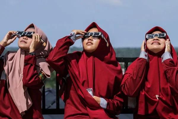 Eclipse Psychology: How the 2024 Total Solar Eclipse Will Unite People  Watching | Scientific American