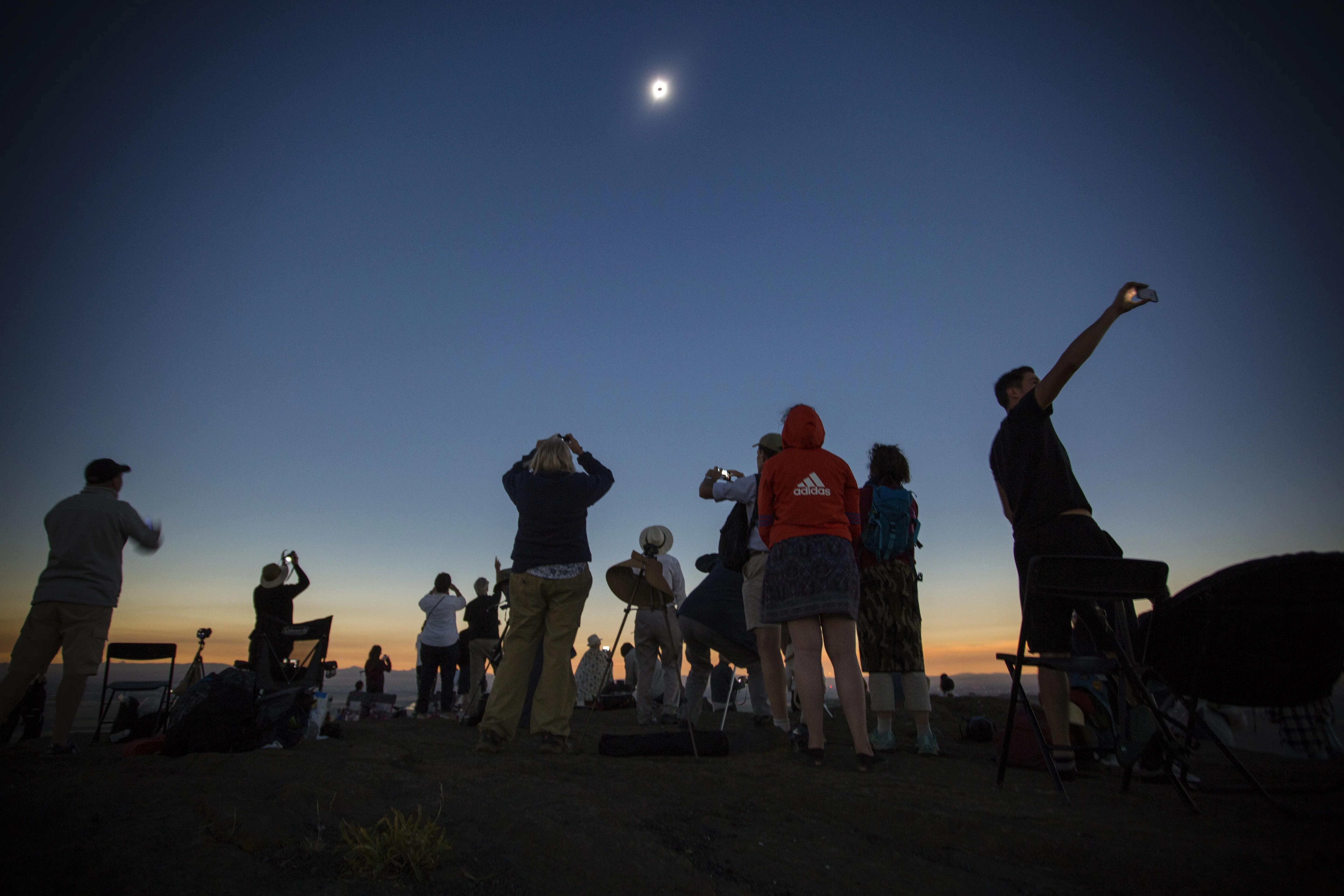 Live photos: watch the total solar eclipse unfold across the country | Vox