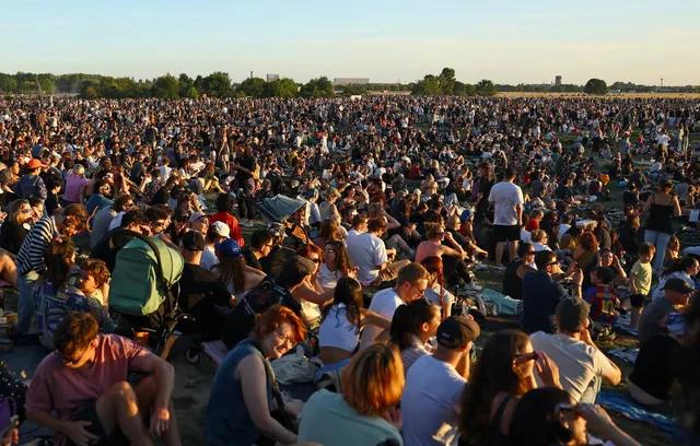 Licensable picture: People watch the partial solar eclipse at Tempelhofer Feld in Berlin | Reuters Connect