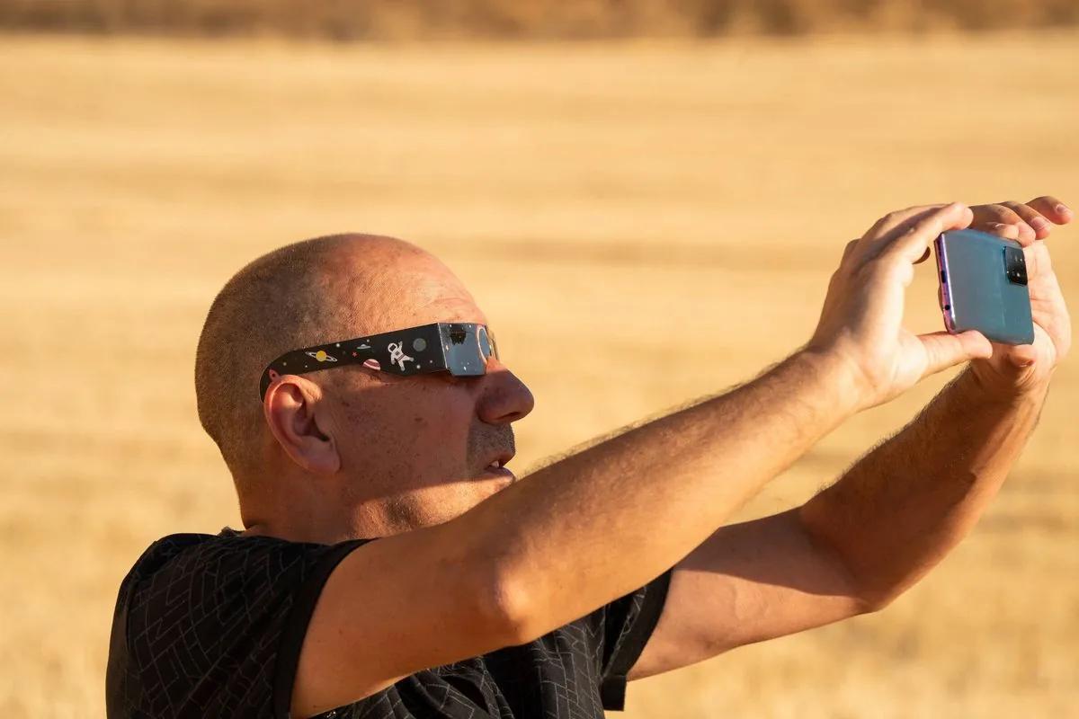 People warned that smartphones could break during the solar eclipse | Wales Online