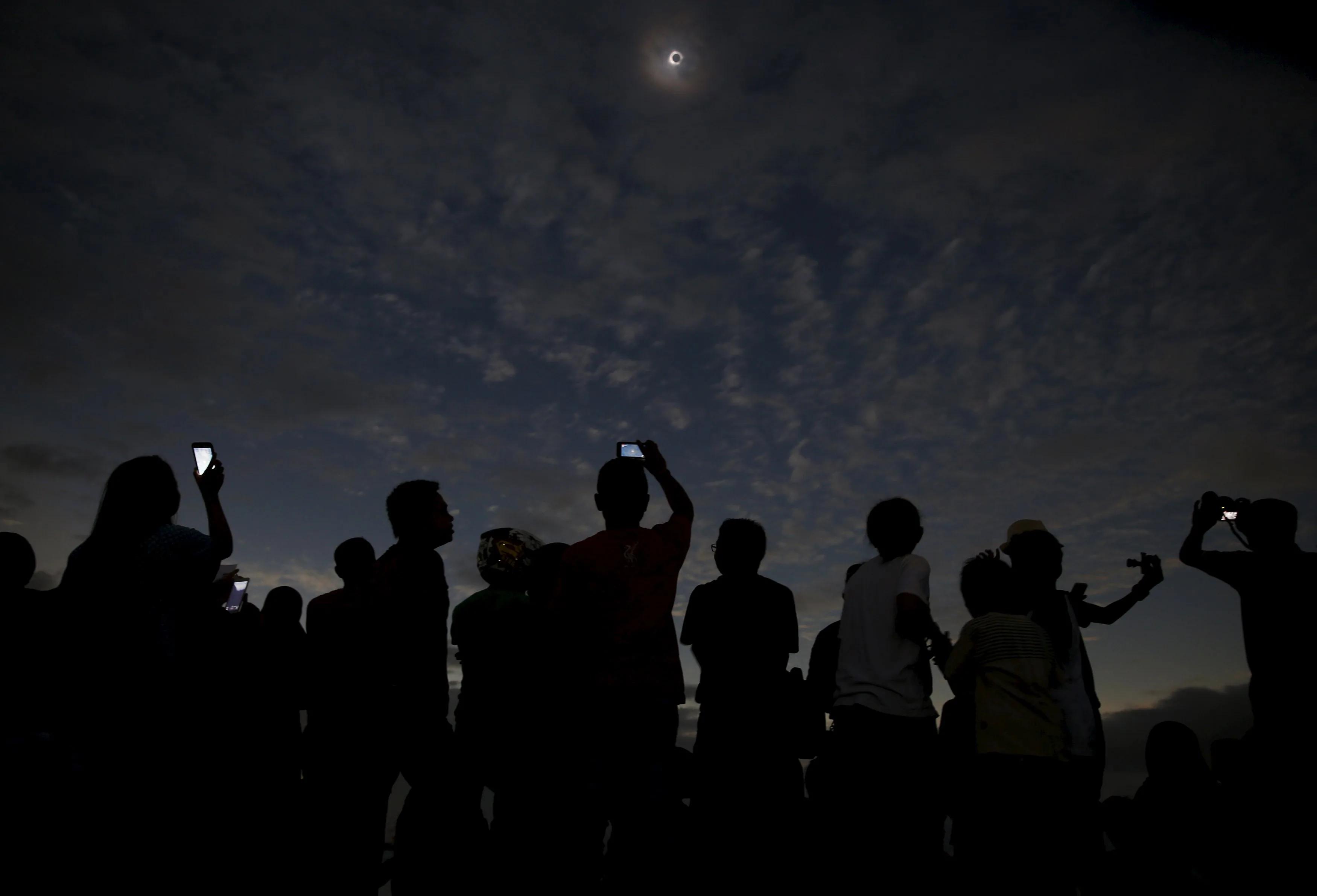Miles de personas en Indonesia acuden a ver el único eclipse total de Sol de 2016