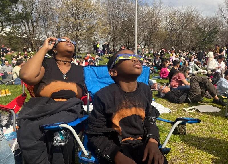 Eclipse: NY families share in a rare learning experience - Chalkbeat