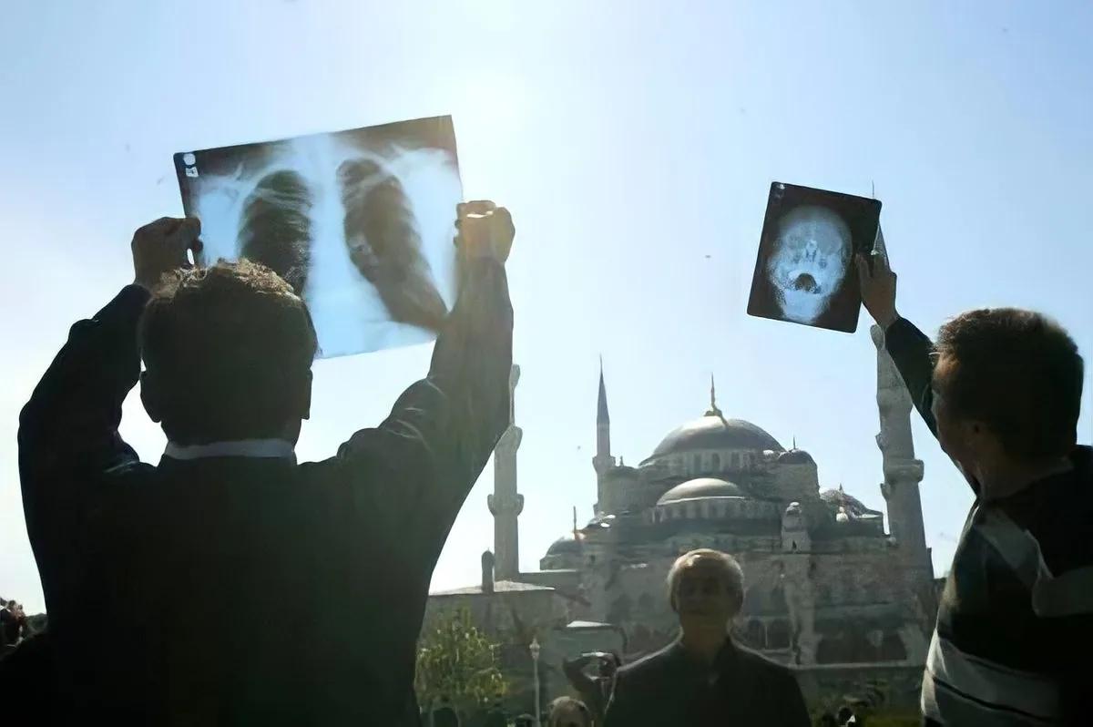 🇹🇷 People watching the solar eclipse in Istanbul, Türkiye, 1999