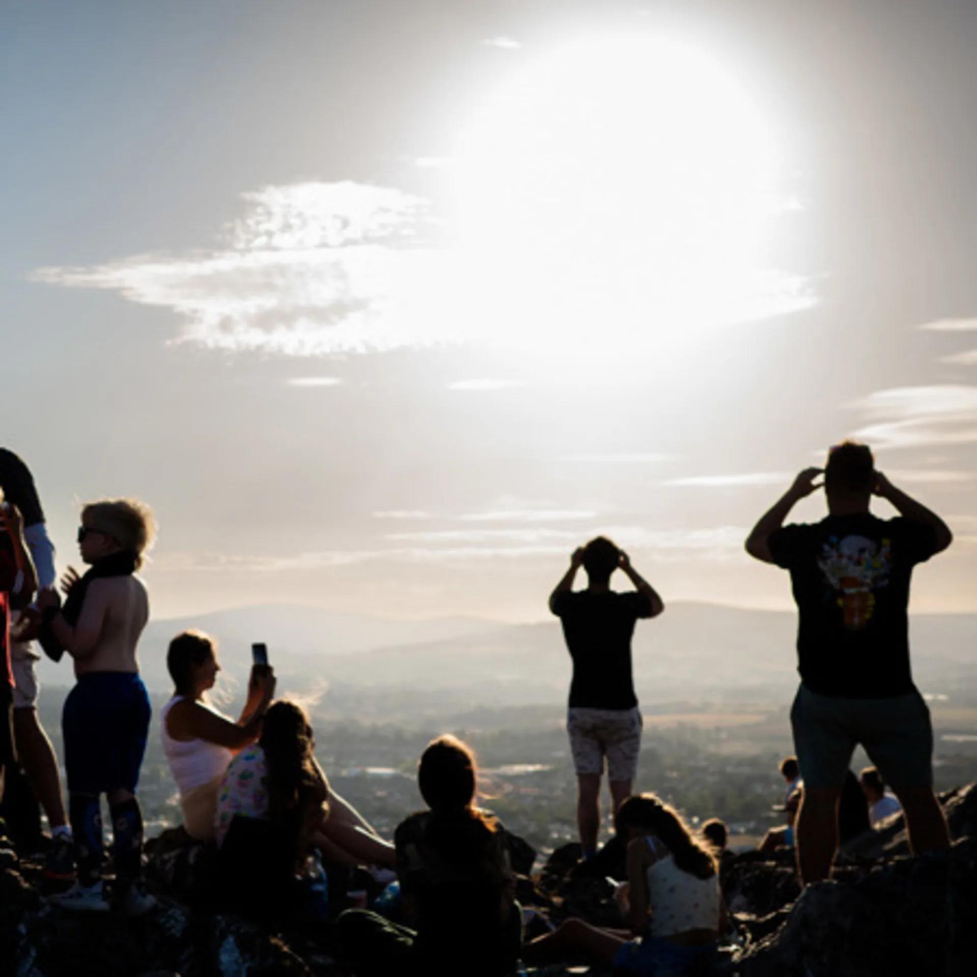 Solar eclipse in Wicklow: Crowds gather across county for glimpse of rare event | Irish Independent