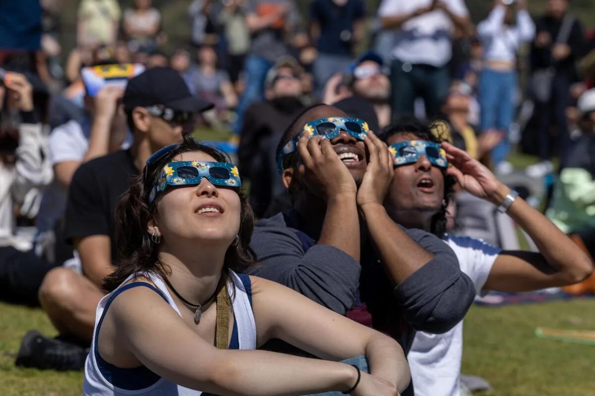 Photos: Solar eclipse draws crowds of viewers in L.A. area - Los Angeles Times