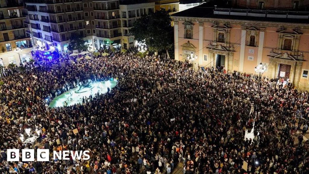 Spanish floods: Over 100,000 people protest in Valencia