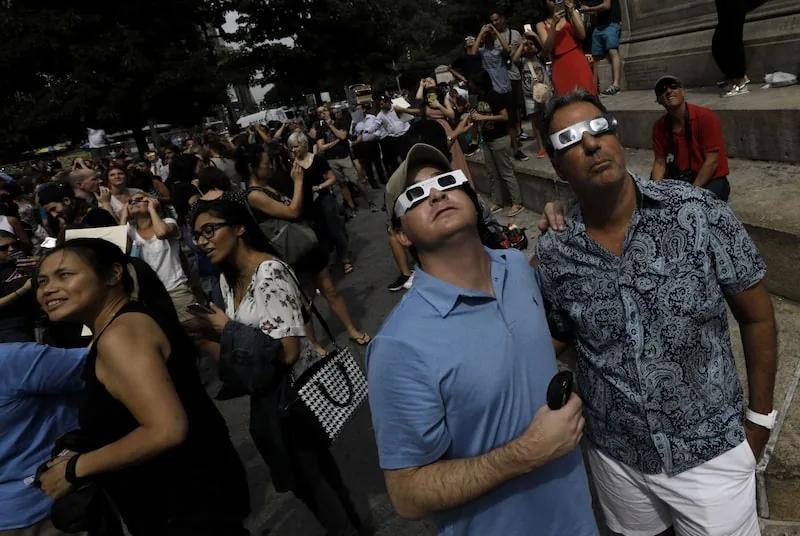 Por qué no se puede ver un eclipse solar directamente sin protección en los ojos?