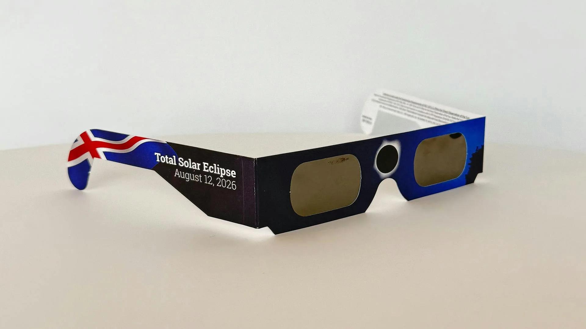 Myrkvagleraugu minna á að upplifunin byrjar í hlutfösunum áður en almyrkvi nær hámarki.