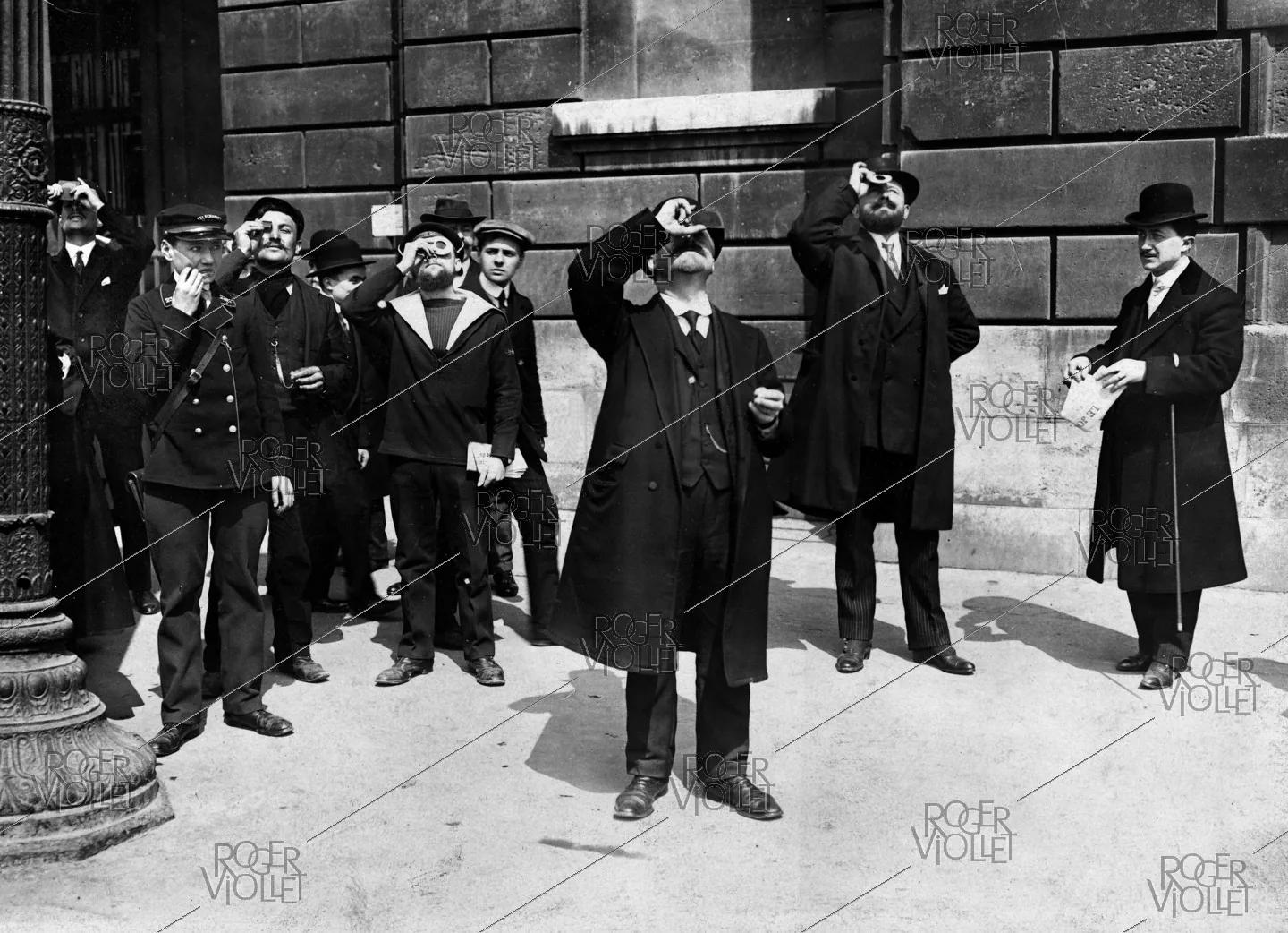 Crowd observing a solar eclipse in front of the Ministry of