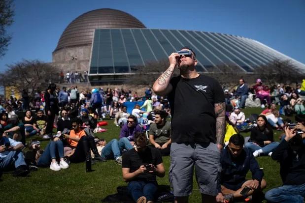 Solar eclipse 'a wonderful teaching moment' for Chicagoans