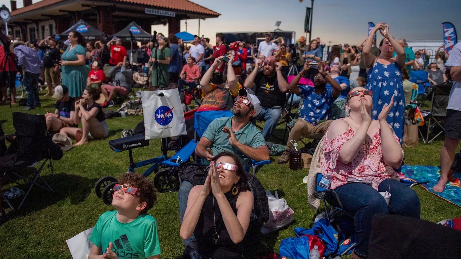 Clouds part and crowds scream as total solar eclipse delights the U.S. - The  Washington Post