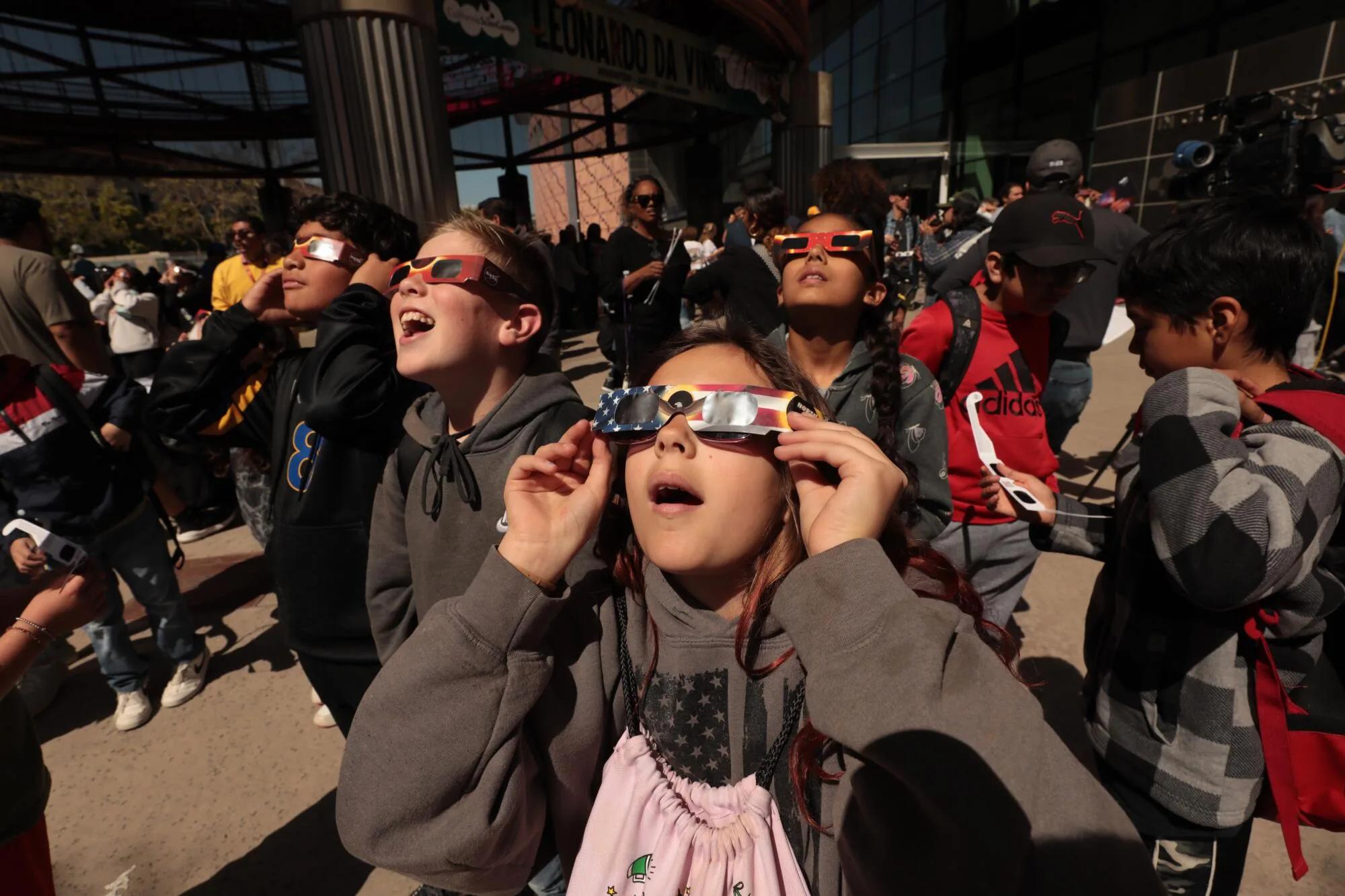 Photos: Solar eclipse draws crowds of viewers in L.A. area - Los ...