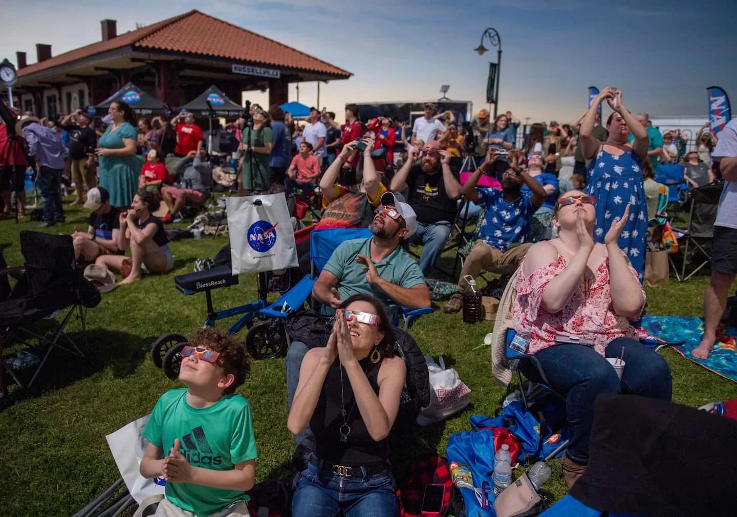 Clouds part and crowds scream as total solar eclipse delights the U.S ...