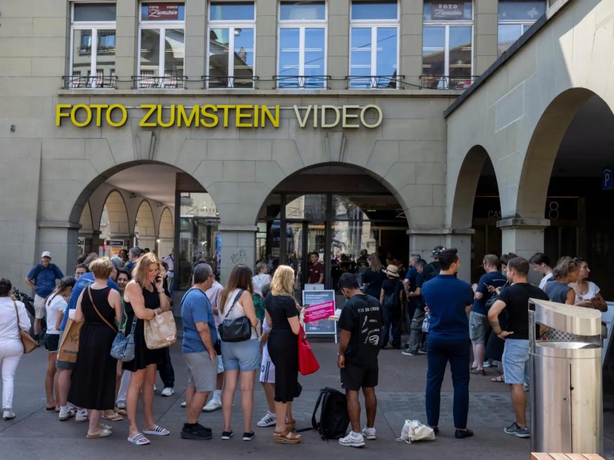 Bern crowds scramble for solar eclipse sunglasses - SWI swissinfo.ch