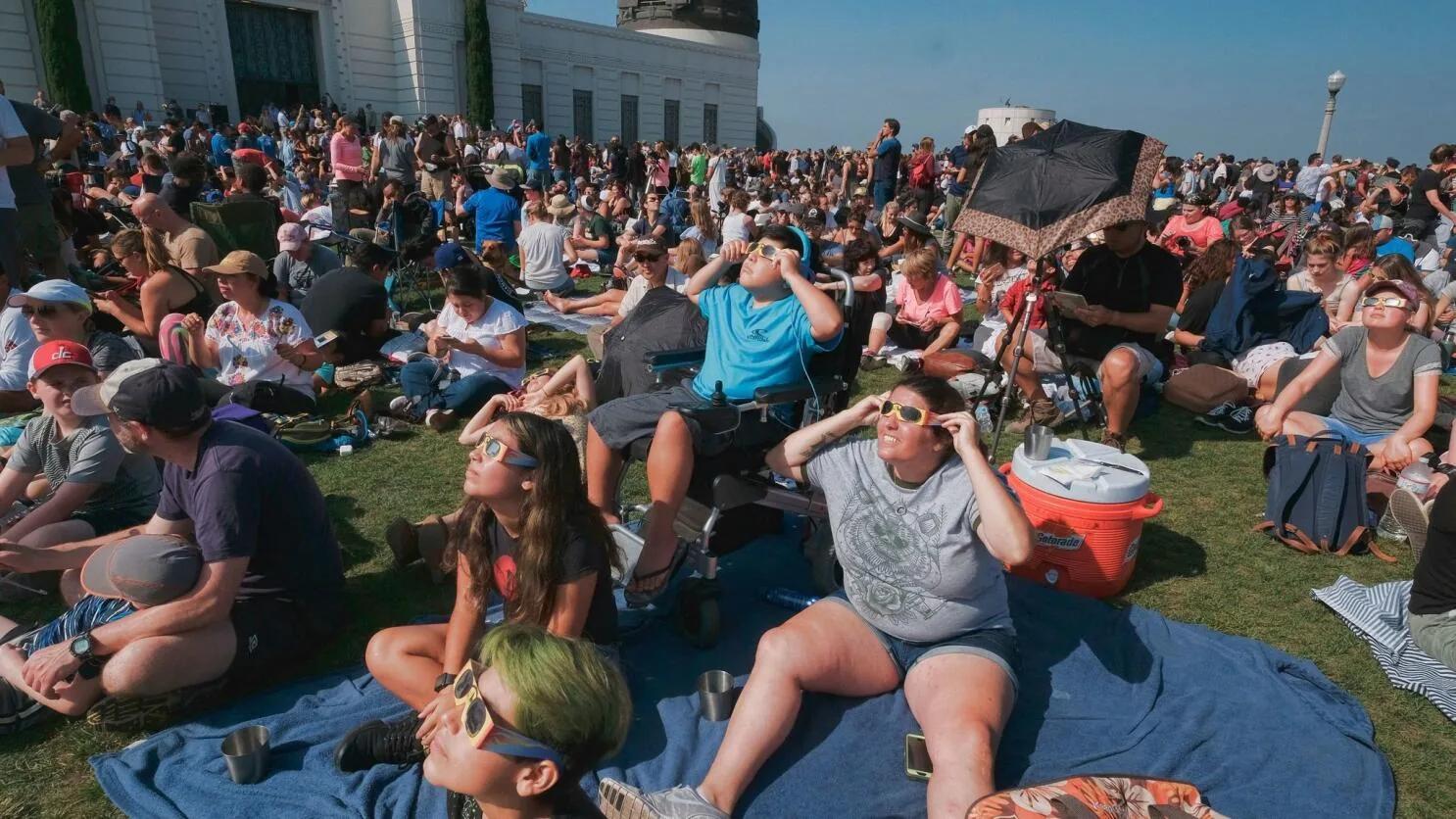 Crowds flood Griffith Observatory for a glimpse of solar eclipse ...