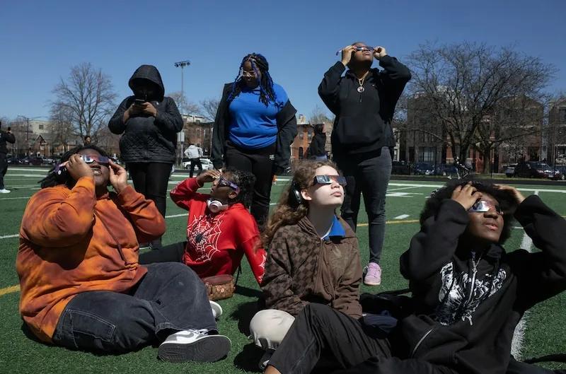 Chicago schools hold special solar eclipse viewing events for students - Chalkbeat