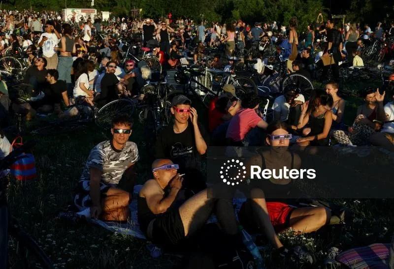 Licensable picture: People watch the partial solar eclipse at Tempelhofer Feld in Berlin | Reuters Connect