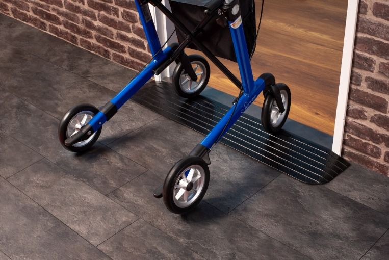 Ein Rollator auf der Budget Türschwellenrampe 2,6 cm 