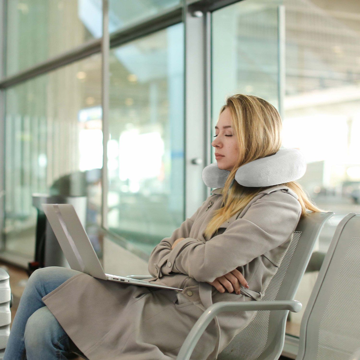 novamed reisekissen auf dem flughafen