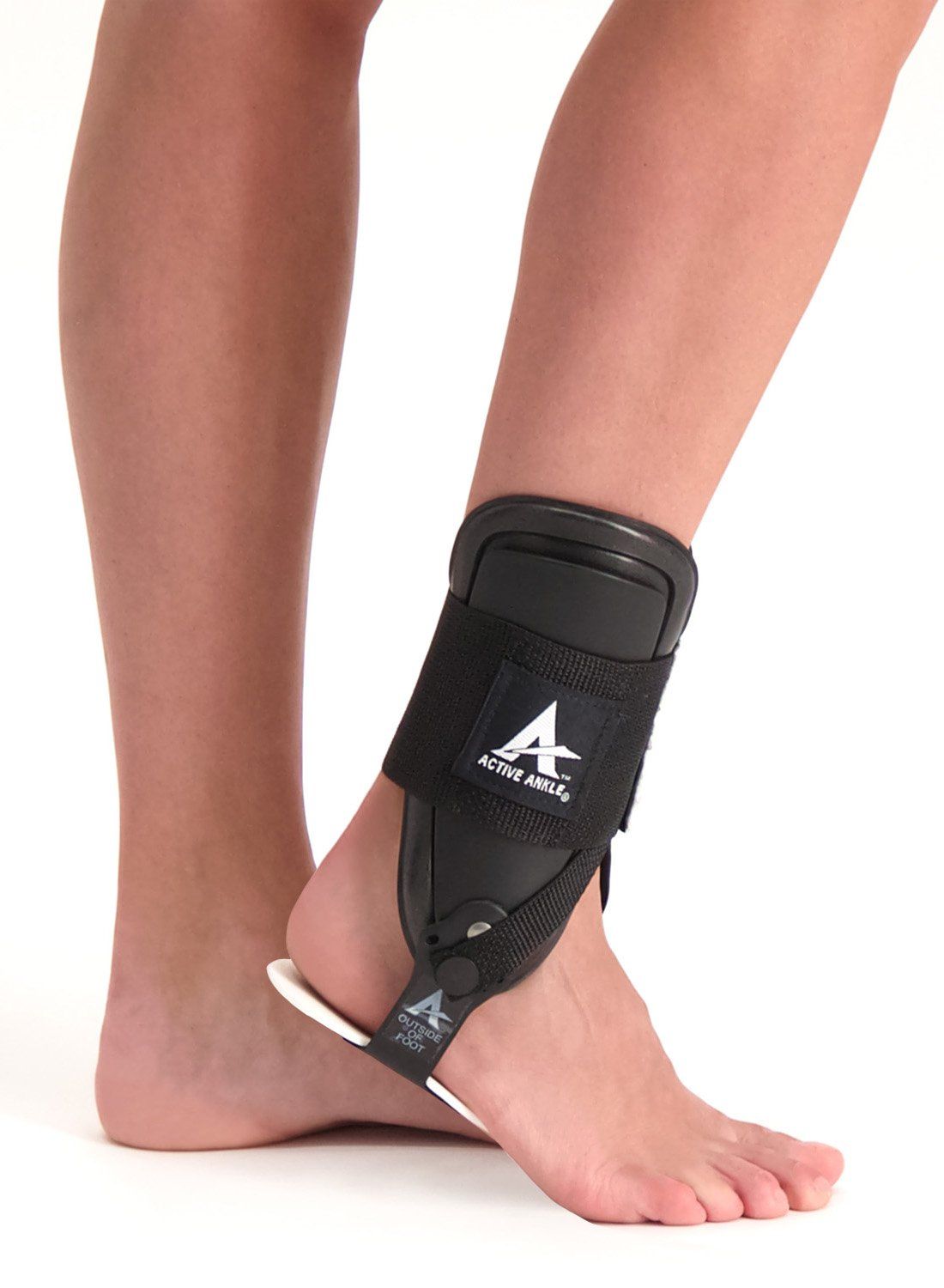 Active Ankle T2 Sprunggelenkbandage getragen vom Model