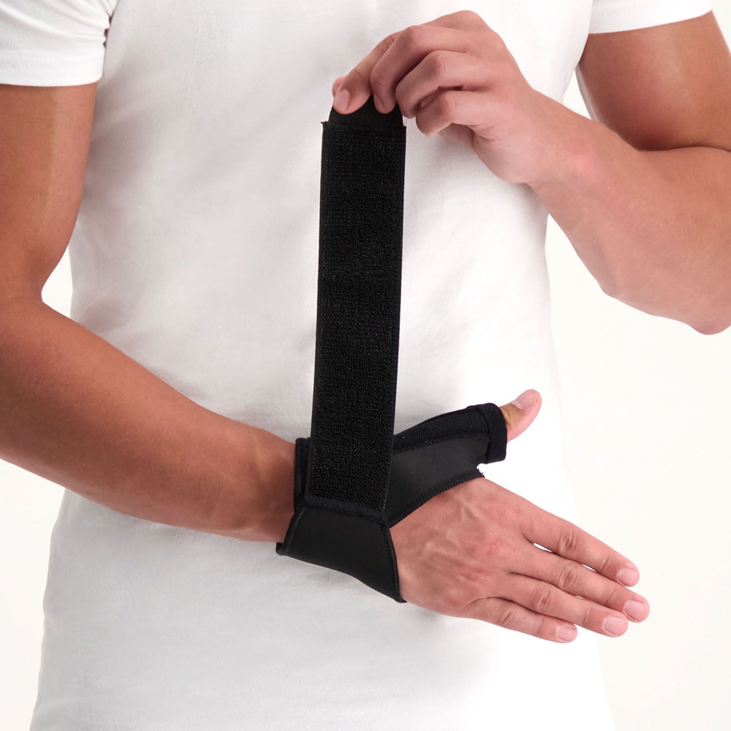 putting on the dunimed thumb wrist support black 