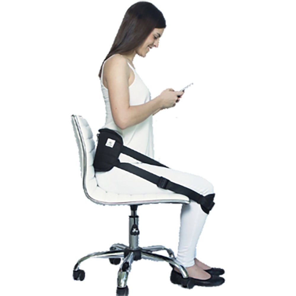 Dunimed Back-Up Ergonomische Rückenstütze wird von einem Model benutzt, das auf einem Bürostuhl sitzt
