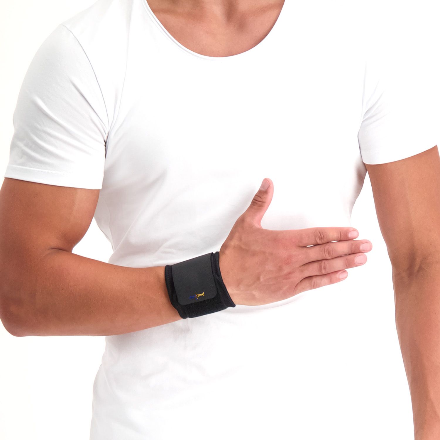 model wearing the dunimed wrist wrap