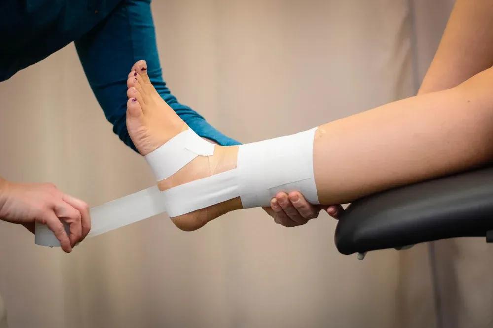 what do experts say about ankle taping or using a brace