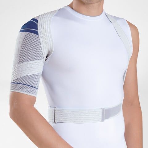 Vorderansicht des Modells mit dem Bauerfeind OmoTrain Schulterbandage über dem Hemd