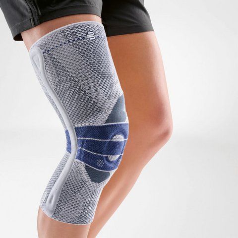 Ansicht des Modells von rechts mit der Bauerfeind GenuTrain P3 Kniebandage
