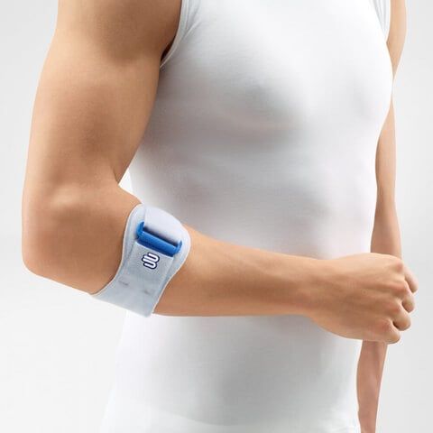 Person wearing the Bauerfeind EpiPoint Tennis Elbow Strap on the right arm