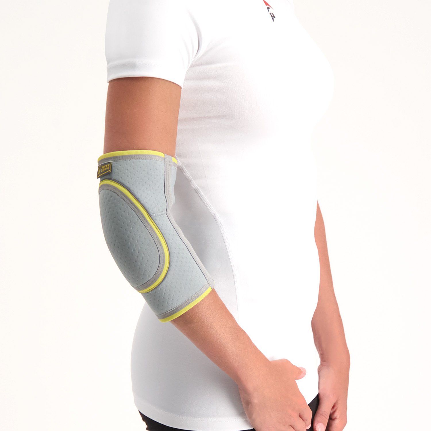 Front view of model wearing the Morsa Elbow Pad around the right elbow