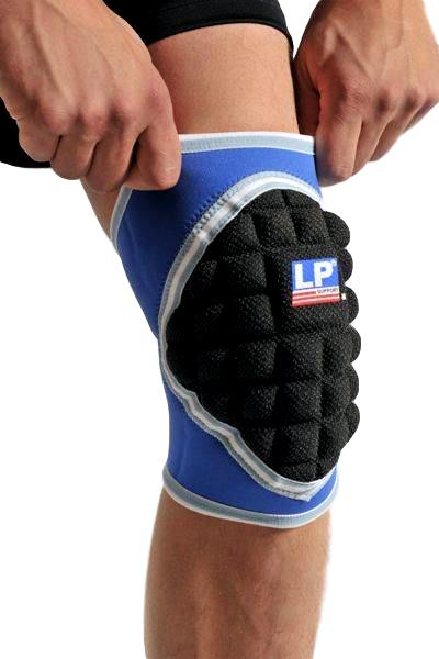 Model putting on the LP Support Knee Pad